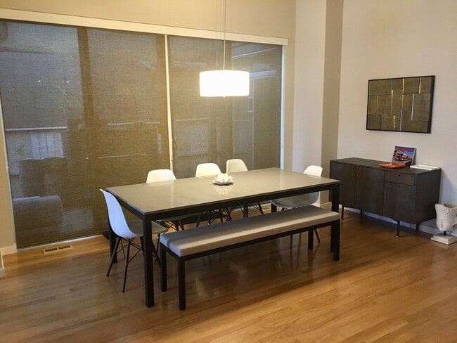 Building Photo - Lovely and Light Open Concept Louisville H...
