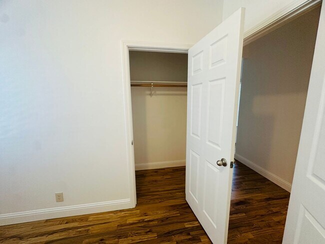 Building Photo - Come View This Perfect 2 Bedroom 1 Bath Located In the Heart of Downtown!!