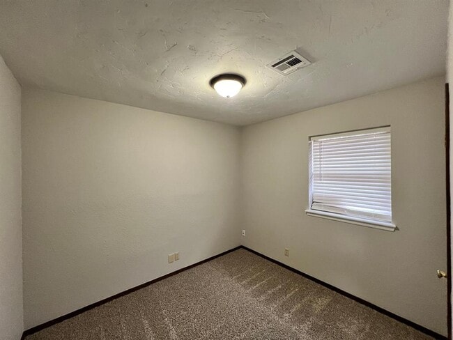 Building Photo - 752 W Forest Dr
