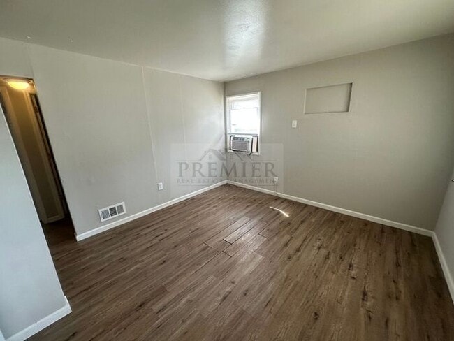 Building Photo - 2 bd/1 ba duplex 6111 E 153rd St #A, Grand...