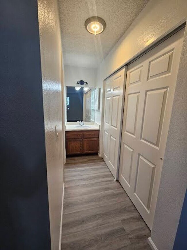 Building Photo - Ground-Level 1-Bedroom Condo in Southeast ...