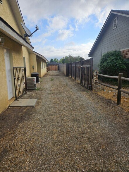 Building Photo - 17960 Swaps Ct