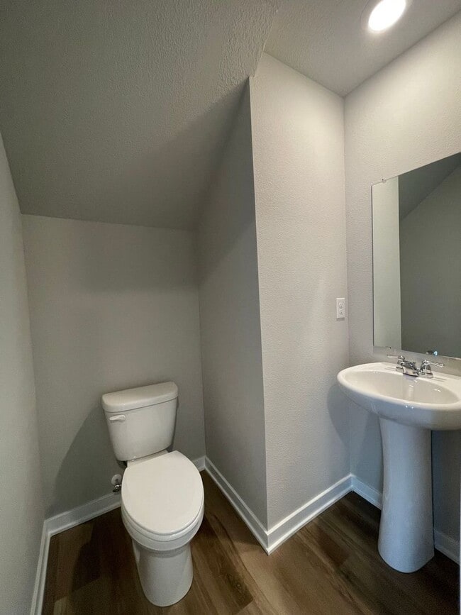 Building Photo - Beautiful 3 bed, 2 bath townhome $2200
