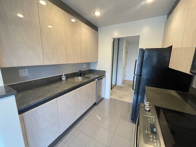 Building Photo - 1 BEDROOM / 1 BATH CONDO AVAILABLE AT WATERGATE COMPLEX IN EMERYVILLE!!!
