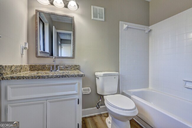 Building Photo - 288 Country Club Dr