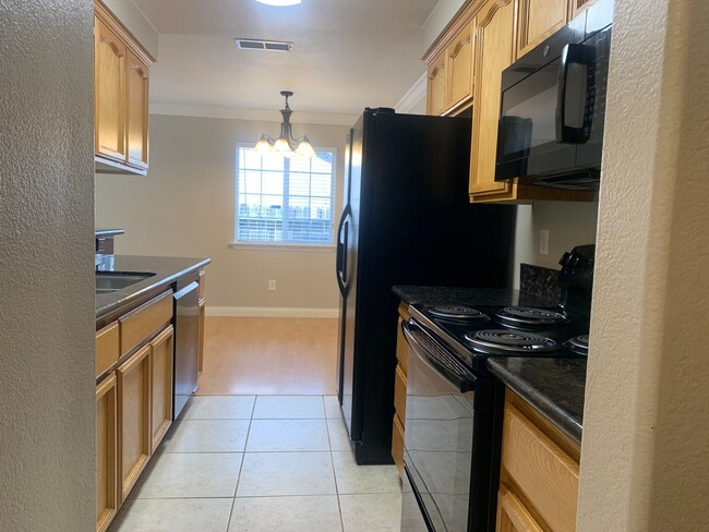 Building Photo - 3bed 2bath available in Rosemont! Pet frie...