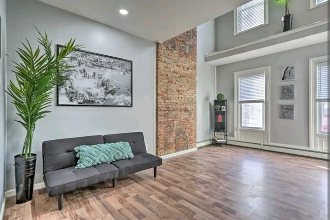 Building Photo - 91 Lander St