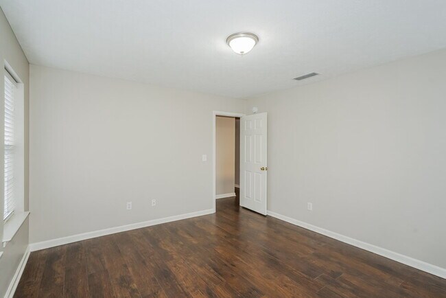 Building Photo - 897 Lavergne Ln