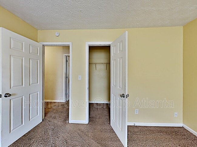 Building Photo - 622 Waynes Ct SE