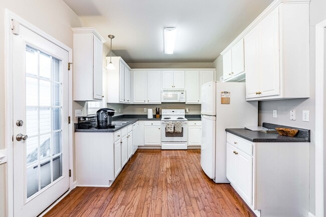 Building Photo - 2 Bedroom + Loft Townhome in Prime Raleigh...