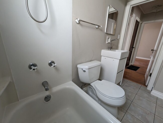 Building Photo - Charming 2-Bedroom Home in North Linden – ...