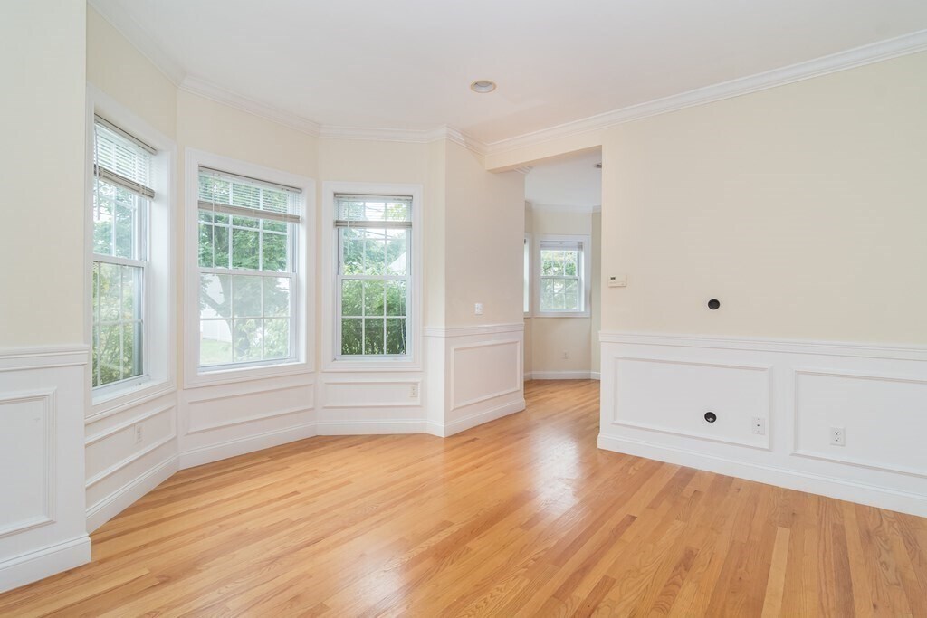 Building Photo - 123 Russell St