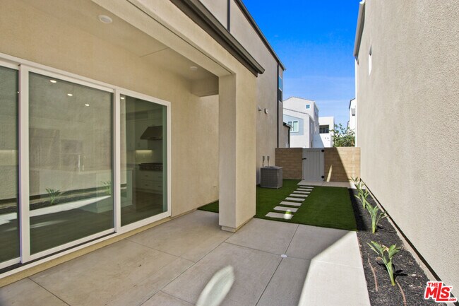 Building Photo - 147 Sawbuck