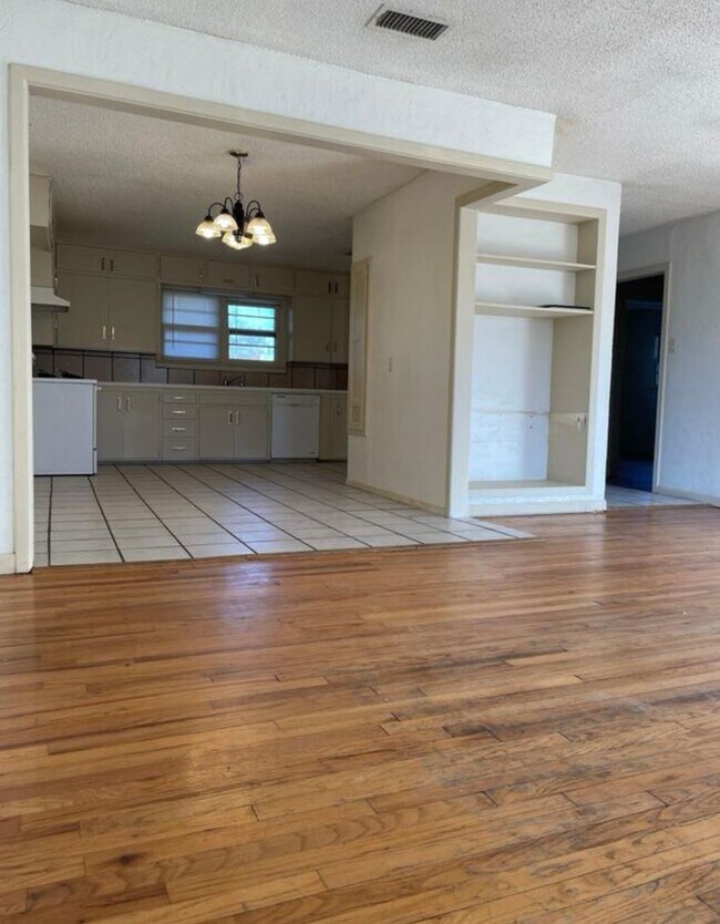 Building Photo - 3-bedroom, 1-bathroom house