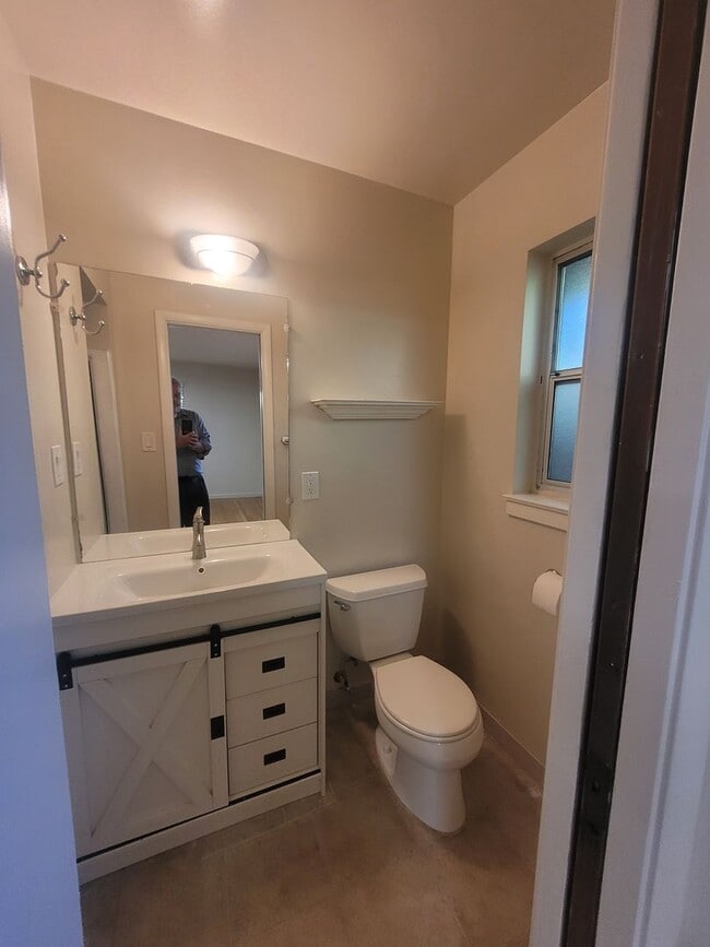 Building Photo - 3 bedroom home close to Land Park