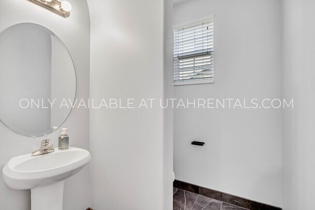 Building Photo - 928 Chelsea Ln