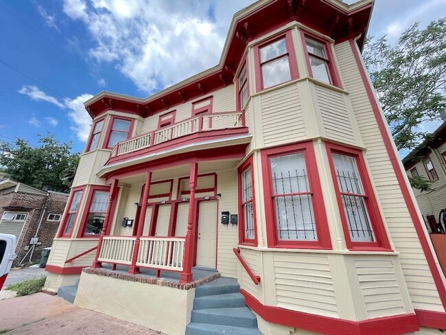 Primary Photo - 2 BED | 1 BATH | DOWNTOWN