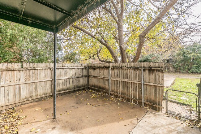 Building Photo - UPDATED 2 bedroom, 1 bathroom with 1 garage space