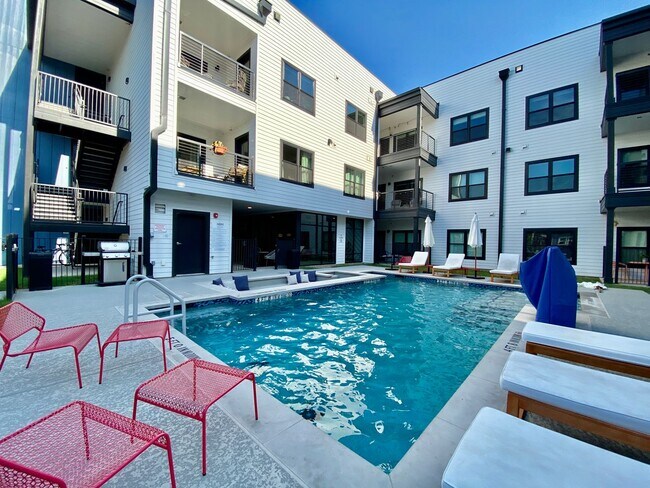 Building Photo - Stylish 3 Bedrooms 2 Bathrooms with Top-Tier Amenities Condo in East Austin!!!