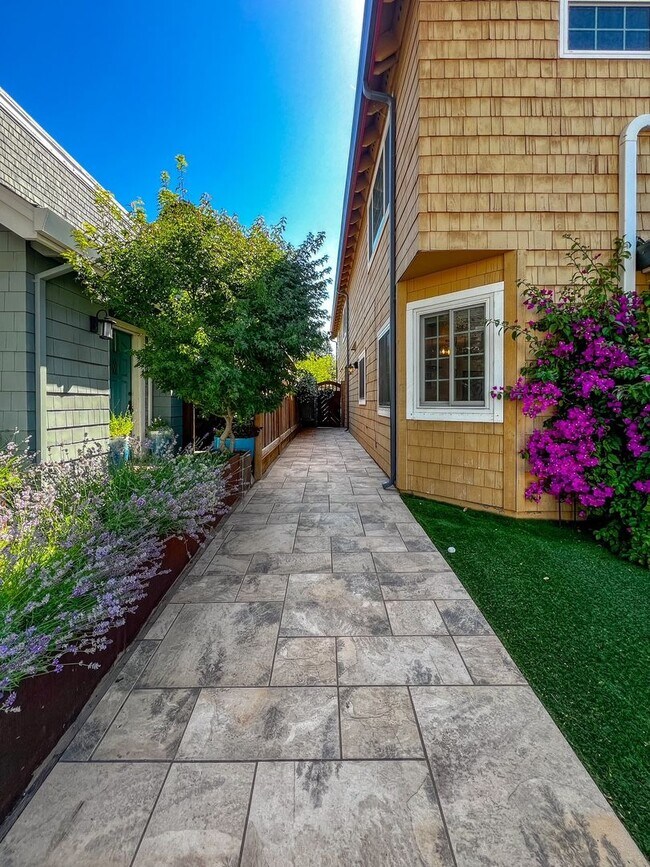 Building Photo - Beautifully Updated 3-Bedroom Home + Bonus Room with Private Backyard Retreat