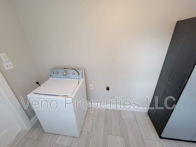 Building Photo - 1813 3rd Ave