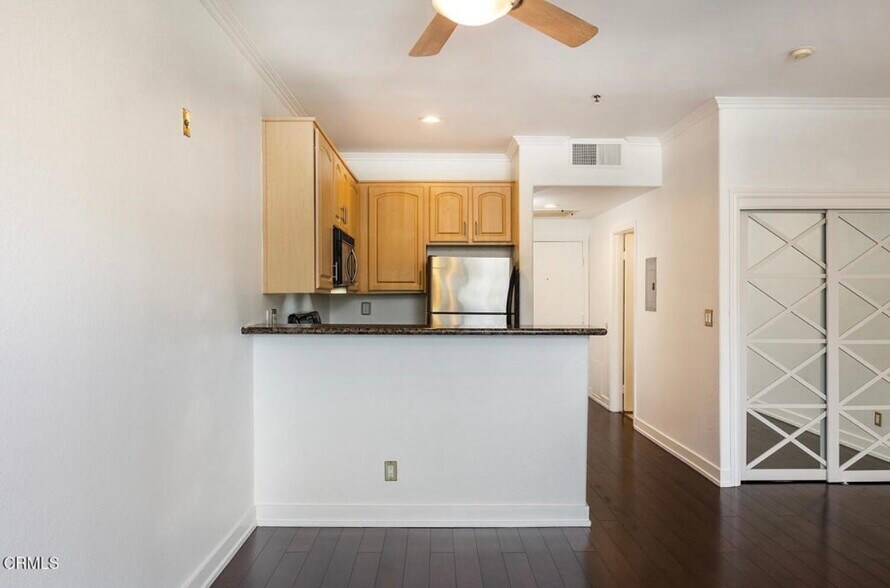 Building Photo - 300 N El Molino Ave