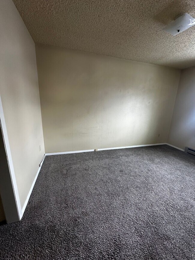 Building Photo - 4 Bedroom Condo near campus