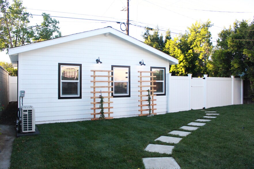 Building Photo - 2147 S Orange Dr