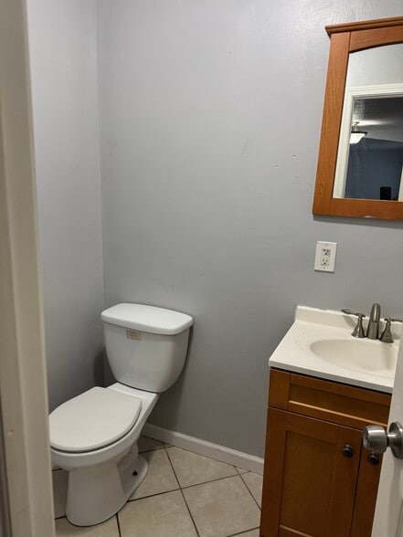 Building Photo - 223 N Queens Ct