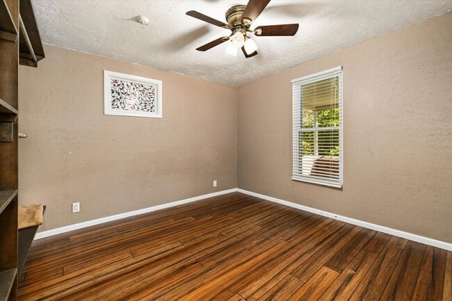 Building Photo - Charming Country Home on 1 Acre – 2 Bed, 1...