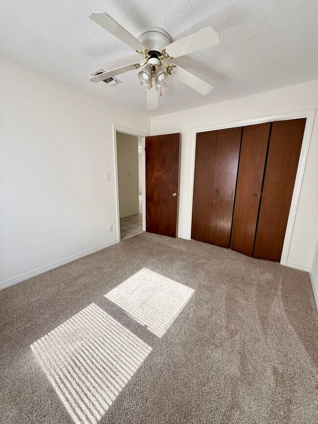 Building Photo - 513 Landview Dr
