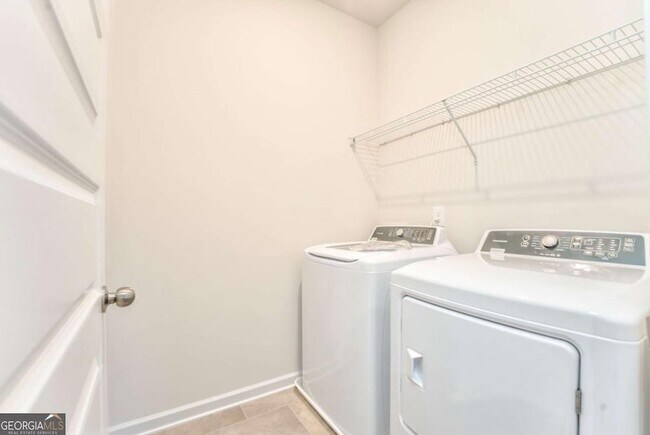 Building Photo - 8 Majestic Oaks Way NE