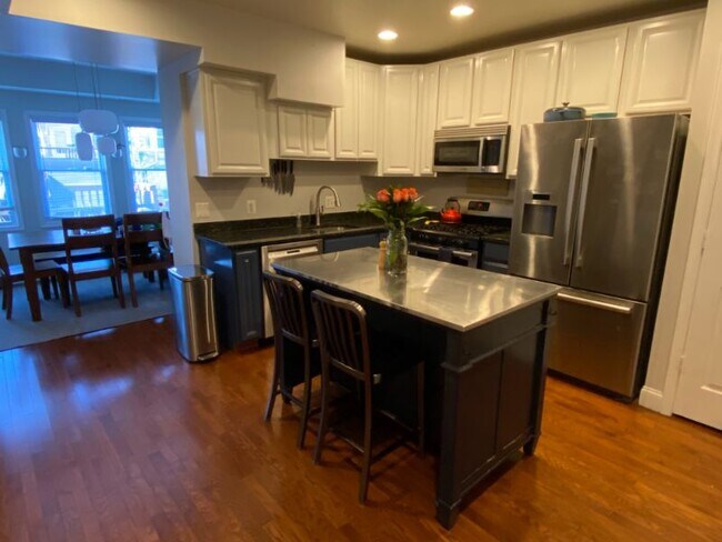 Building Photo - 1523 Isherwood St NE