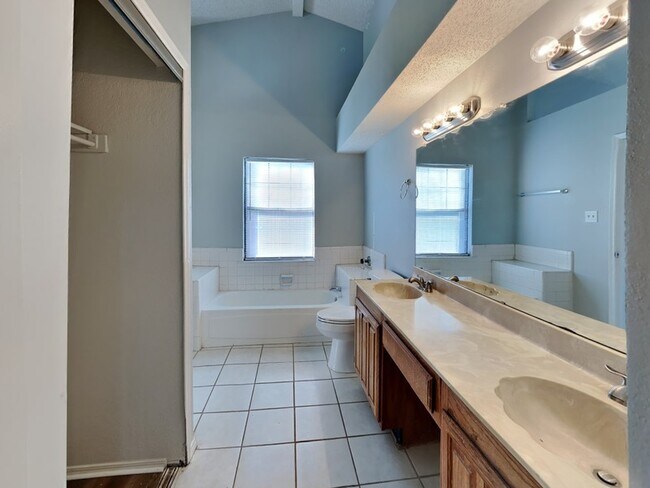 Building Photo - 1056 Twin Falls Dr