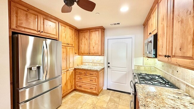 Building Photo - Stunning and Well Appointed High-End Two-S...