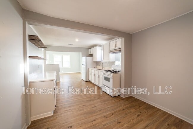 Building Photo - 2731 Menchaca St