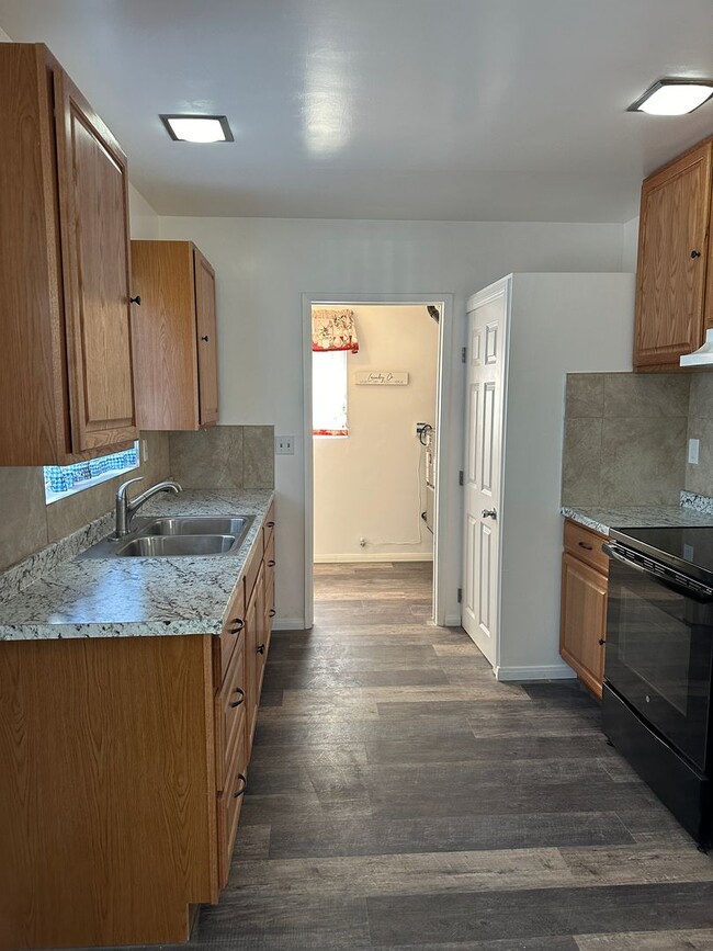 Building Photo - Three bedroom, one bath, downtown Bishop