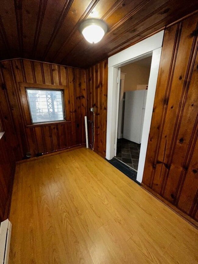 Building Photo - 2 bedroom 1 bath - available now!