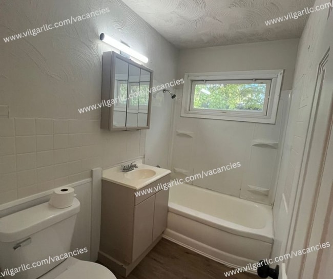 Building Photo - 3 Bedrooms | 1 Bathroom – Single-Family Ho...