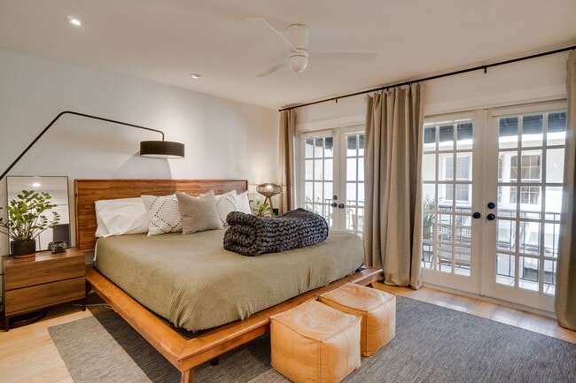 Building Photo - Exquisite 3 bedroom 2.5 bath two-story Executive Condo in Winter Park with 2-Car Garage