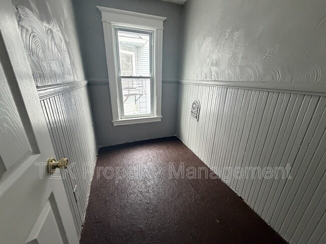 Building Photo - 195 Parsells Ave