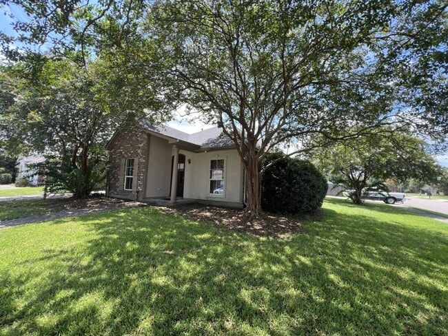 Building Photo - Location!  Location!  3 bedroom, 2 bath house in Beau Pre near LSU