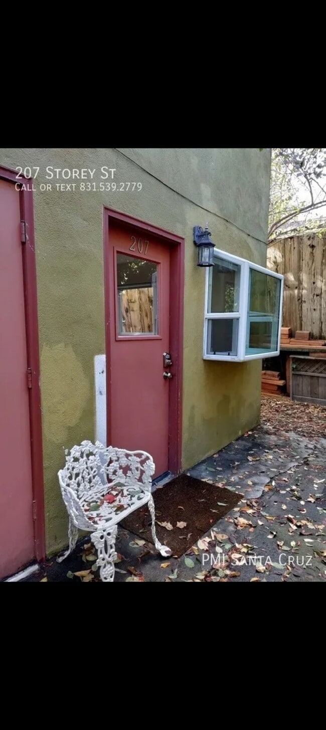 Building Photo - Charming Studio Apartment - West Side