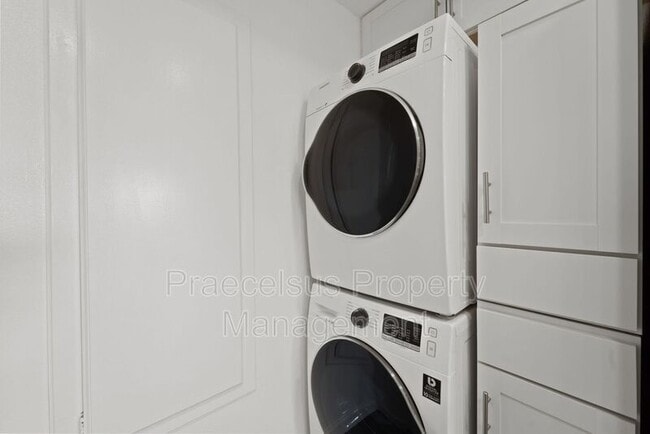 Building Photo - 2035 Lakeridge Cir