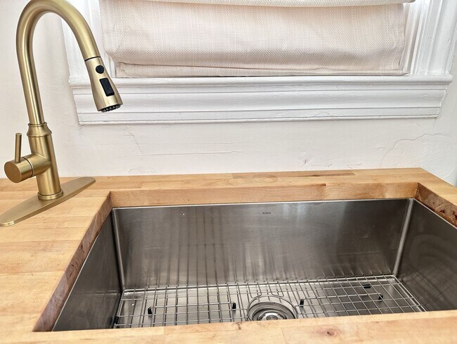 Building Photo - 122 Summit St