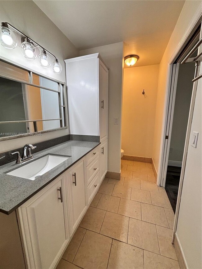 Building Photo - 821 W Beckley Square