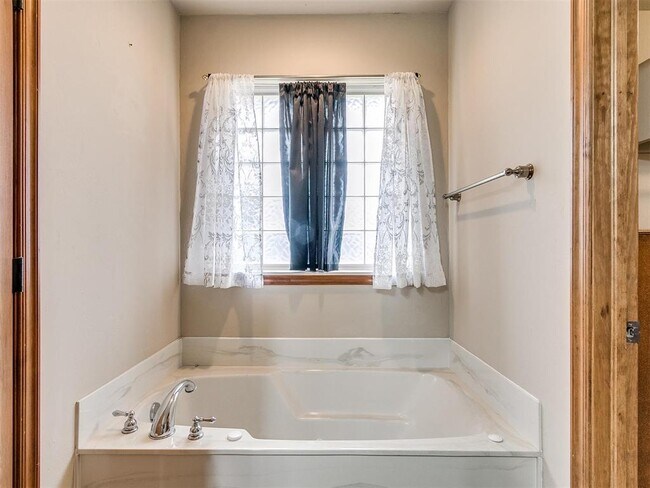 Building Photo - 1001 N Barn Hill Way