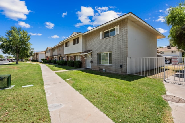 Building Photo - 2Bed/1.5Bath Townhome at 15th Ave/Camelback! Ready for Immediate Move-In!