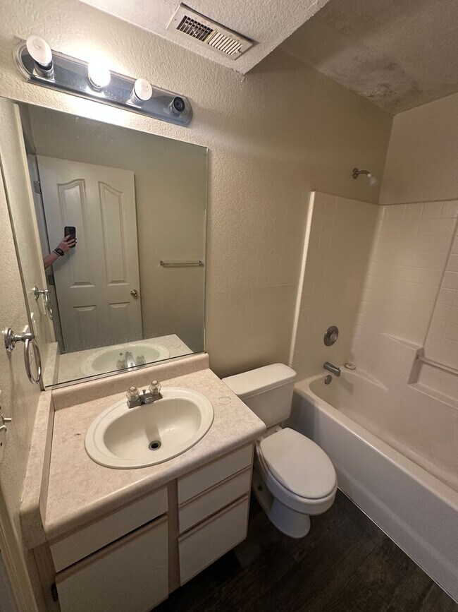 Building Photo - 4-bedroom, 2-bath apartment in Cedar City fourplex