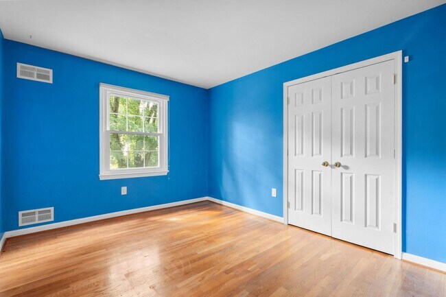 Building Photo - 5 Bed 3 Bath - Rockville Colonial - Update...